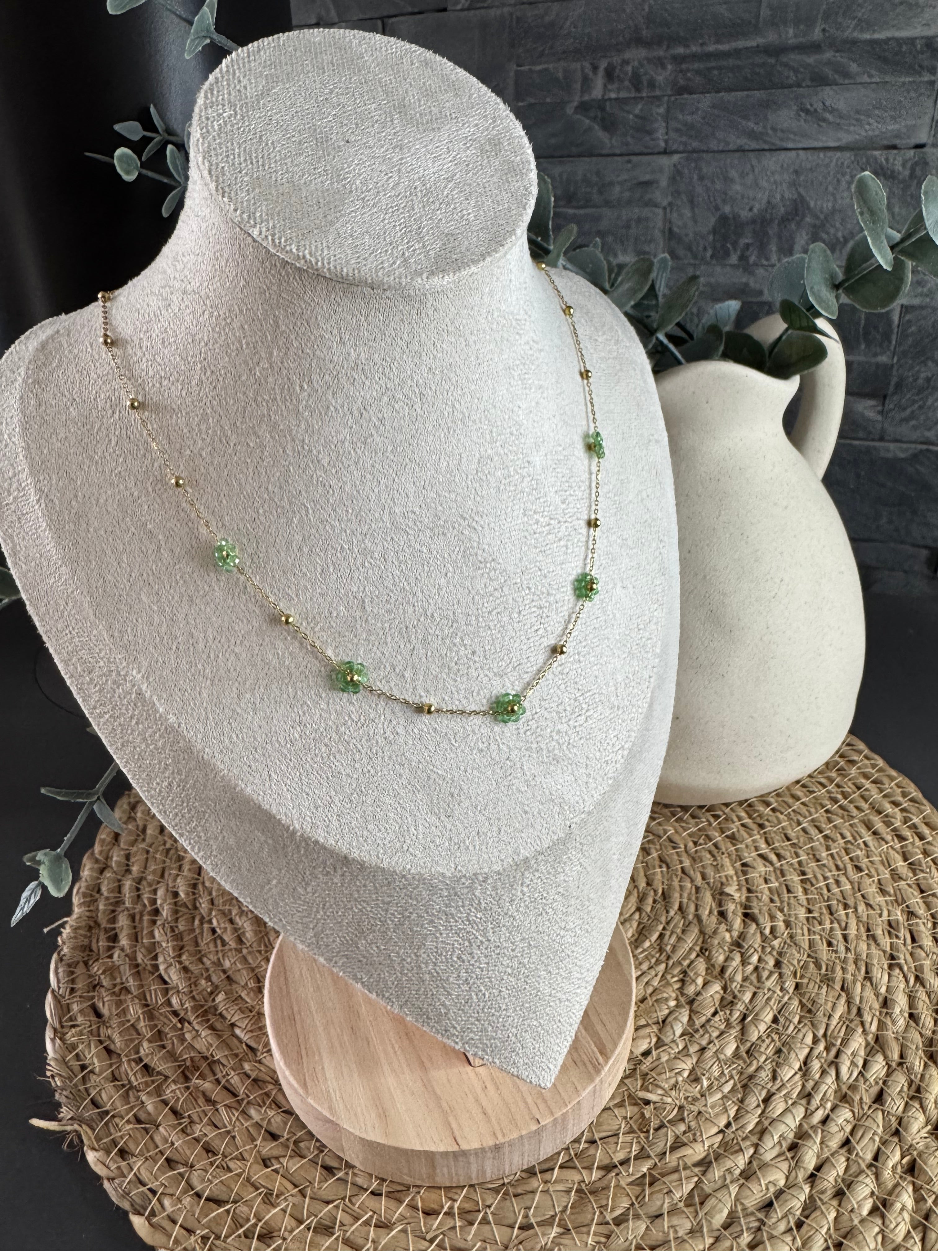 Collier fleurs vertes