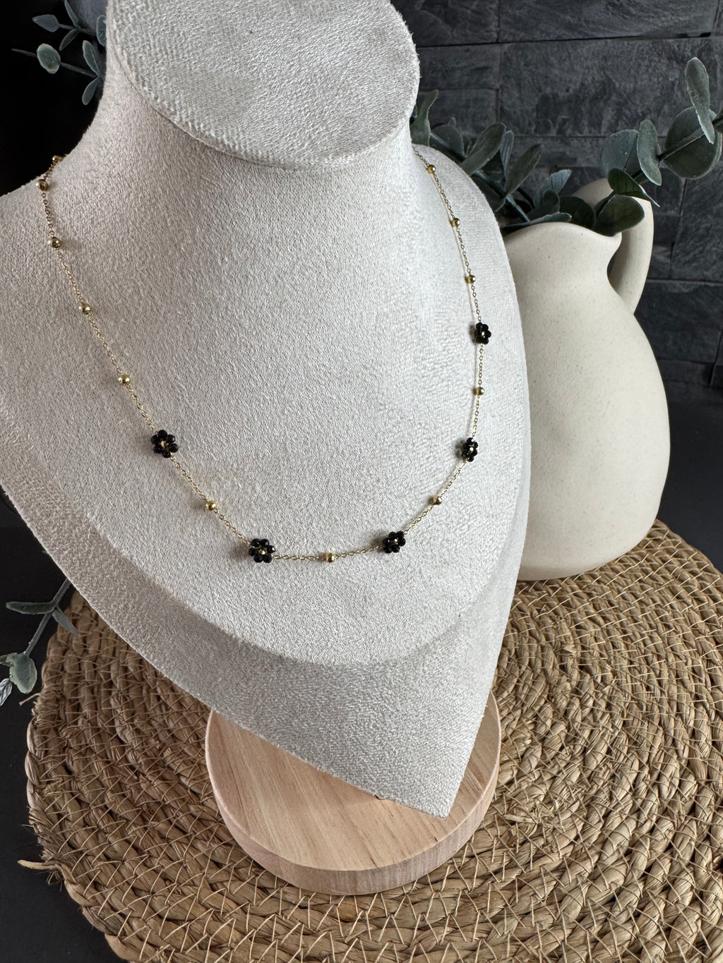 Collier fleurs noires