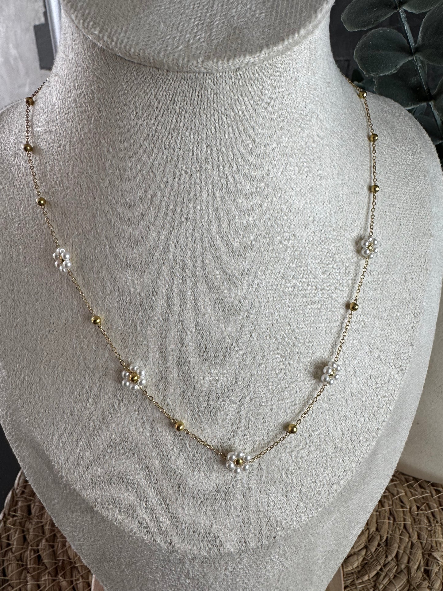 Collier fleures blanches