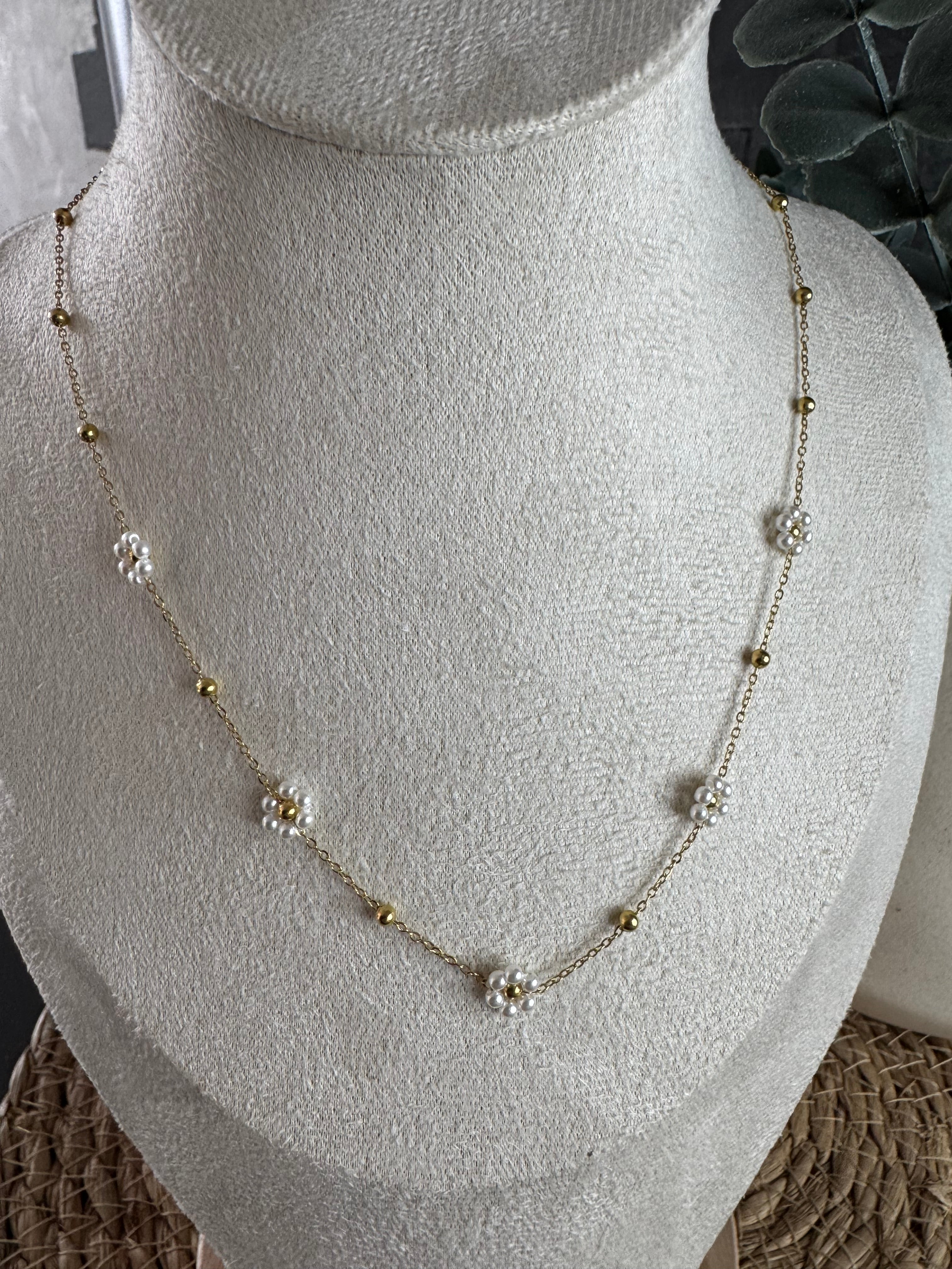 Collier fleures blanches