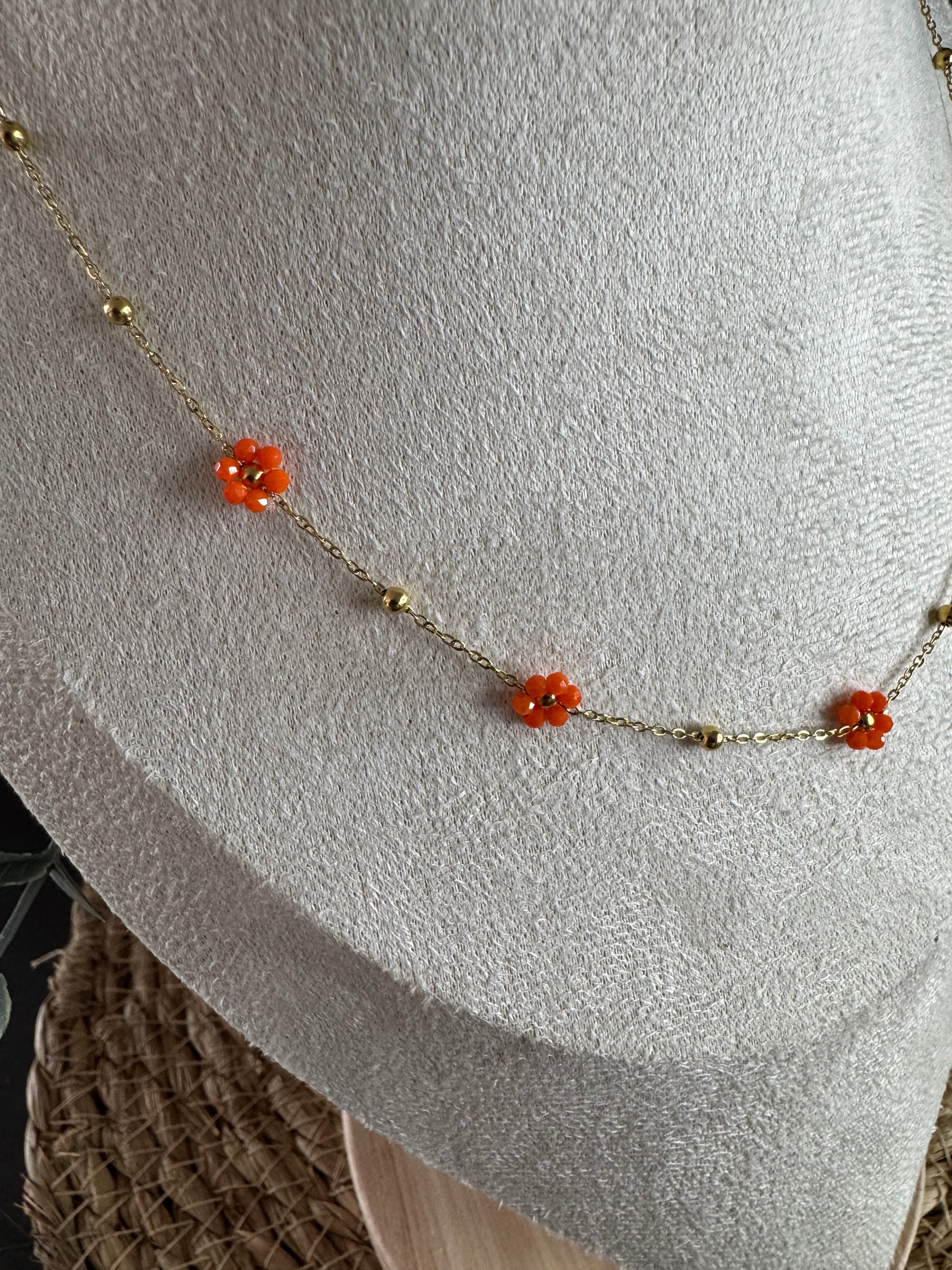 Collier fleurs oranges