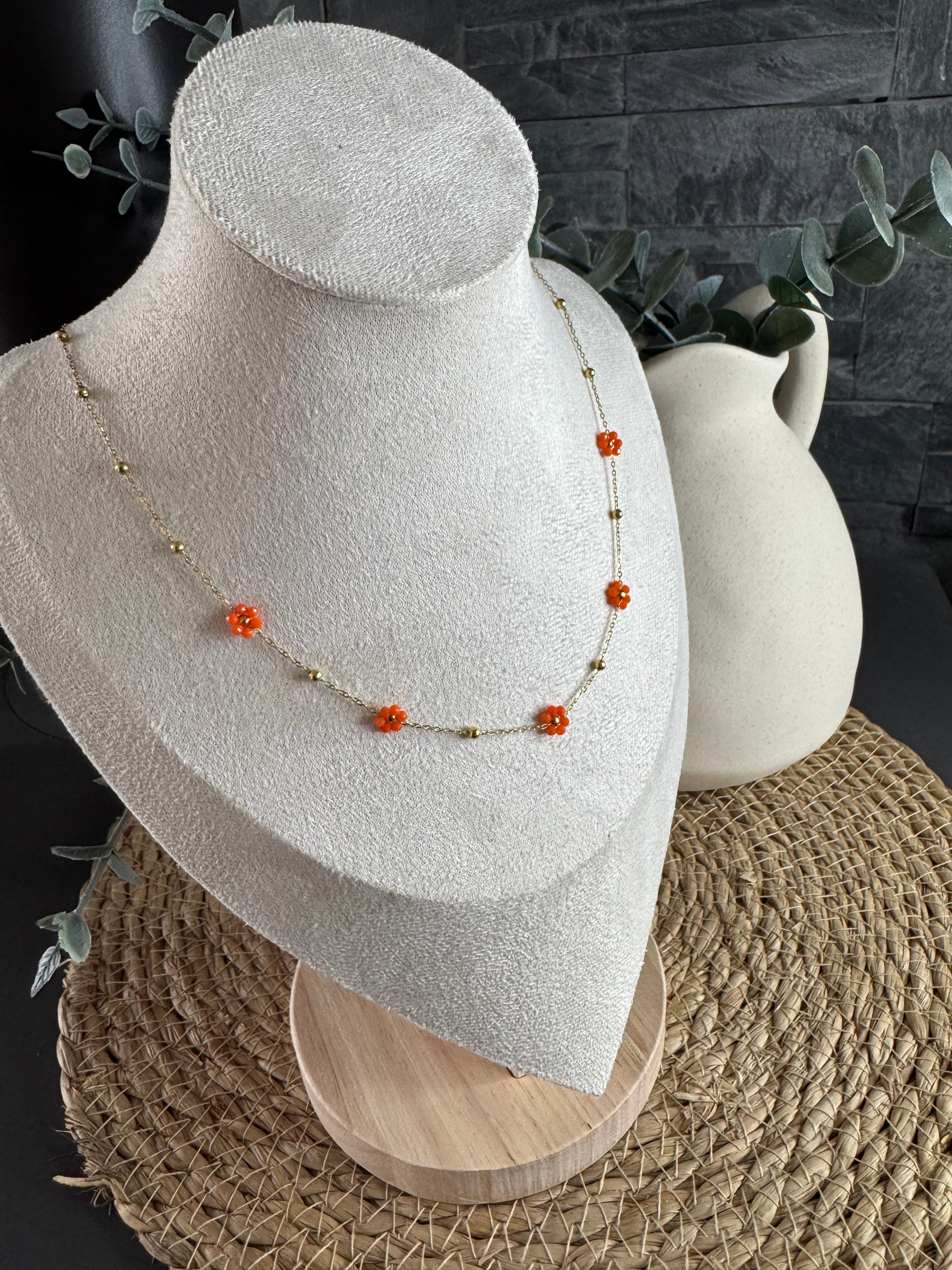 Collier fleurs oranges