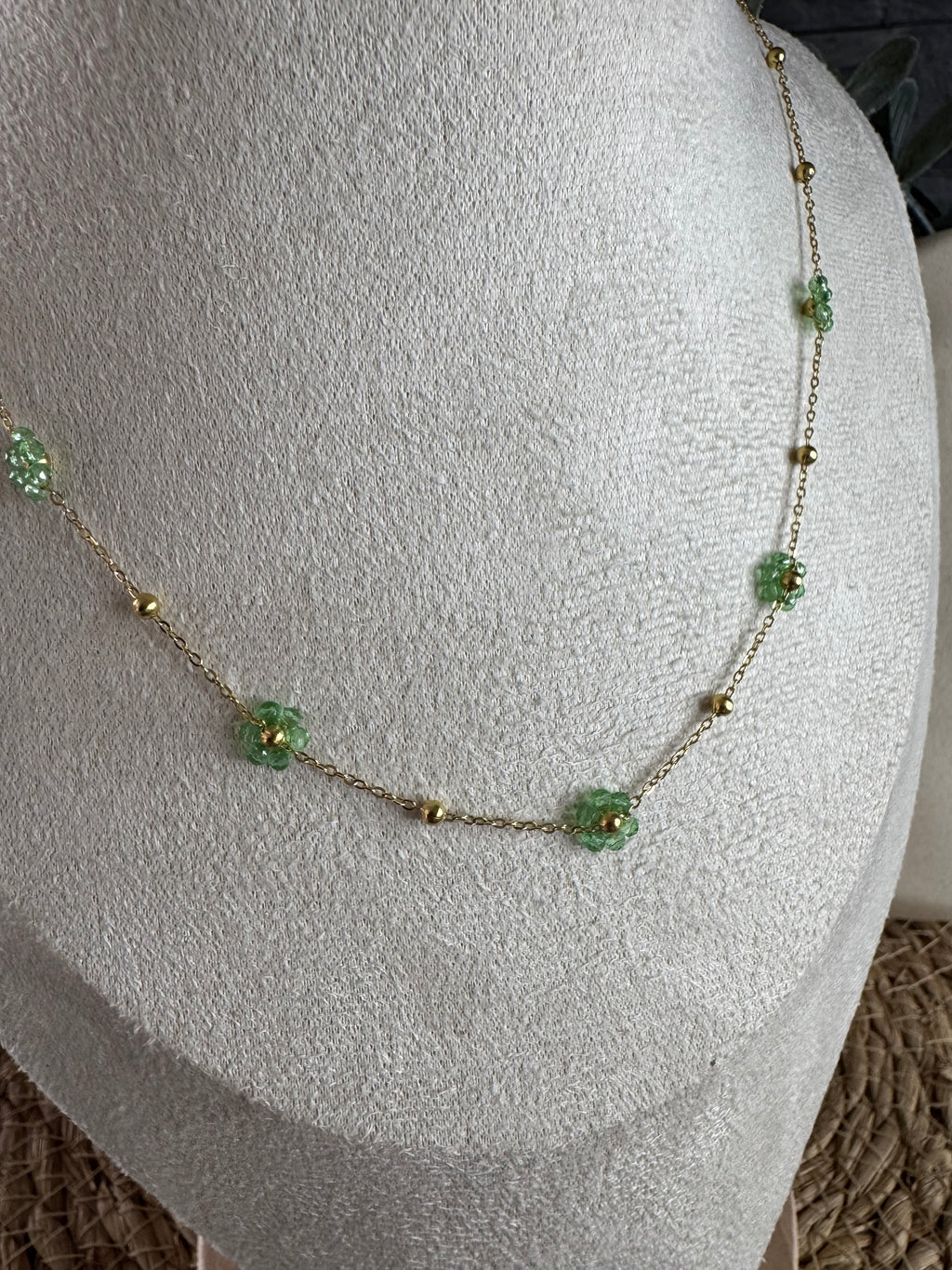 Collier fleurs vertes