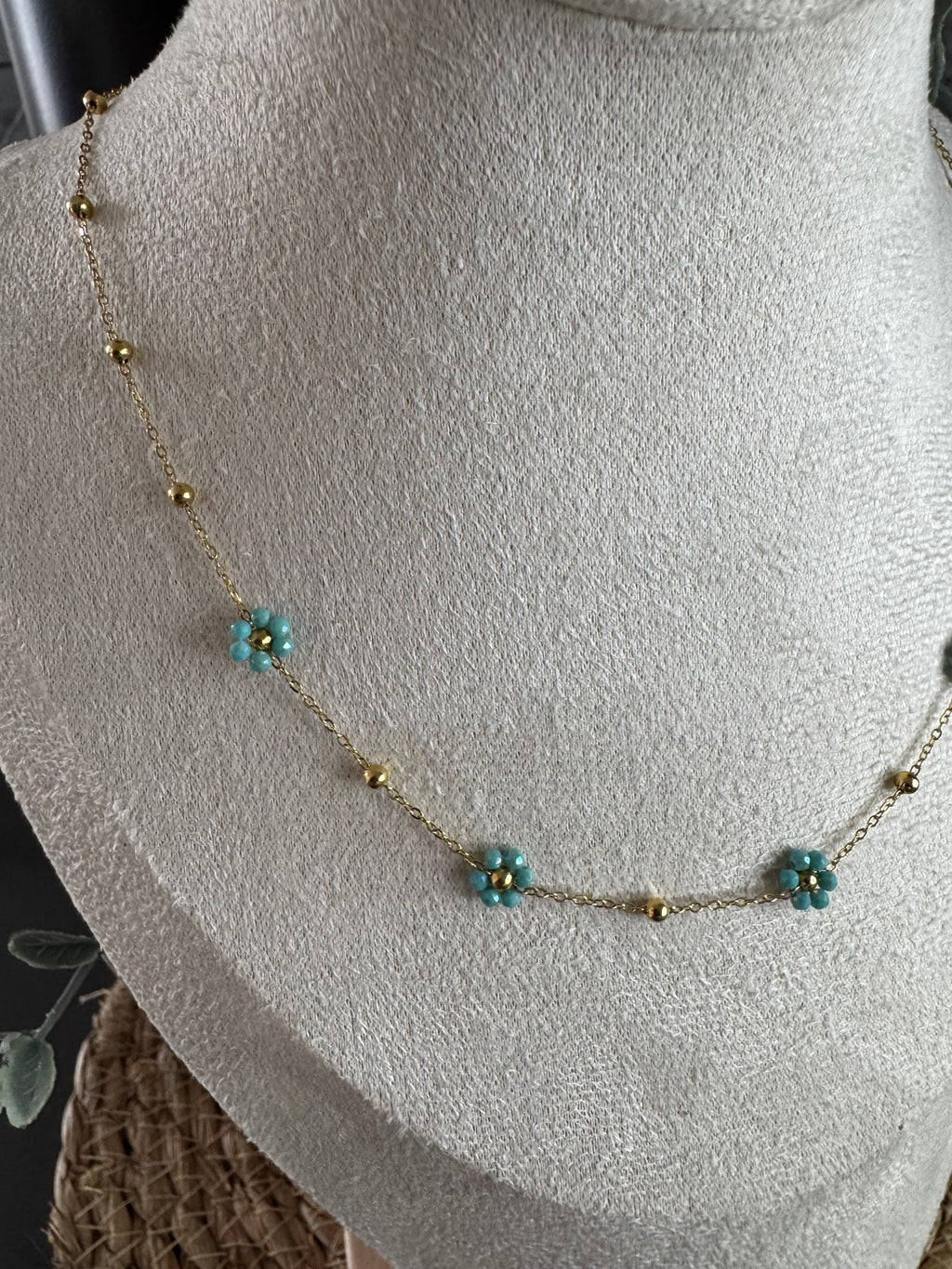 Collier fleurs bleues