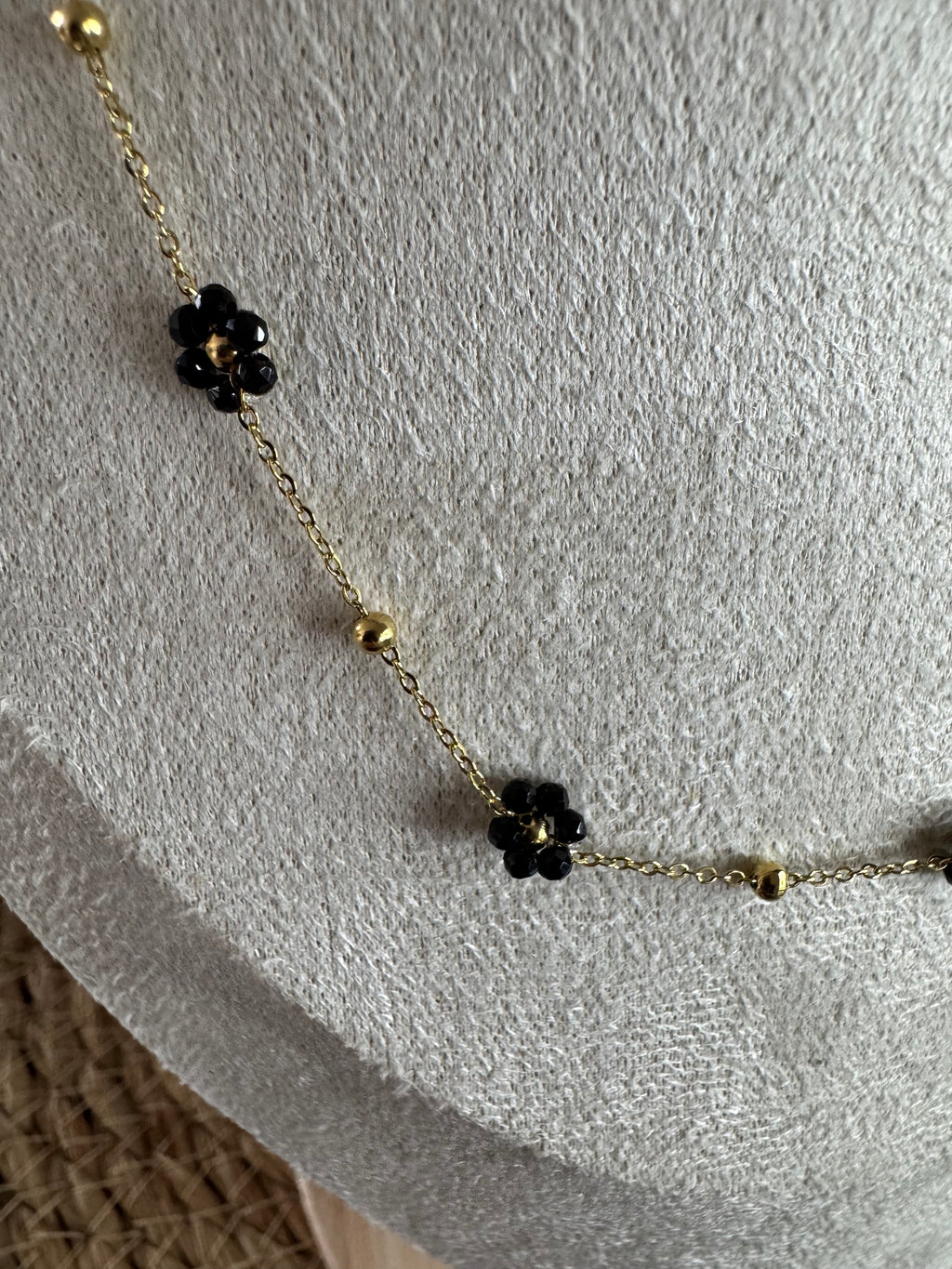 Collier fleurs noires